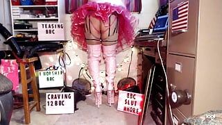 Salope-danse avec qossy culotte tapette lent strip-tease en tutu rose et bottes à talons aiguilles plate-forme de grosse bite noire.