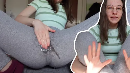 Une adolescente de 18 ans squirte dans mon legging !!