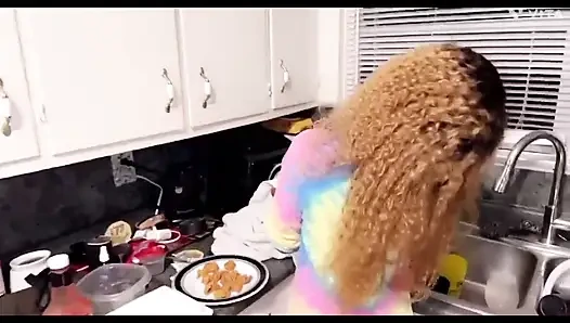 Ateşli kız ekstra para için adamların evini temizledikten sonra götten sikiliyor