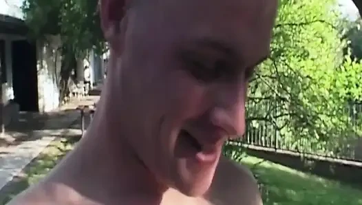 Dövmeli sarışın orta yaşlı seksi kadın açık havada esmerle kalın yarağı yalıyor