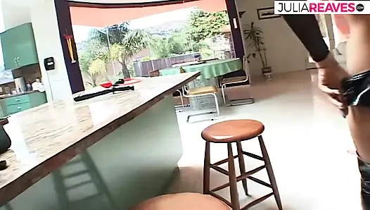 Cewek cantik nyepong kontol sampai dicrot setelah sesi seks foursome hot