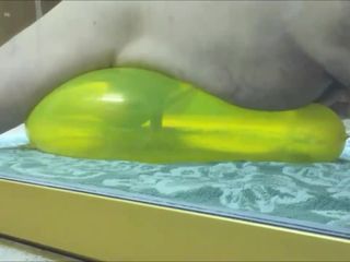 Gele geoballon neukt sperma