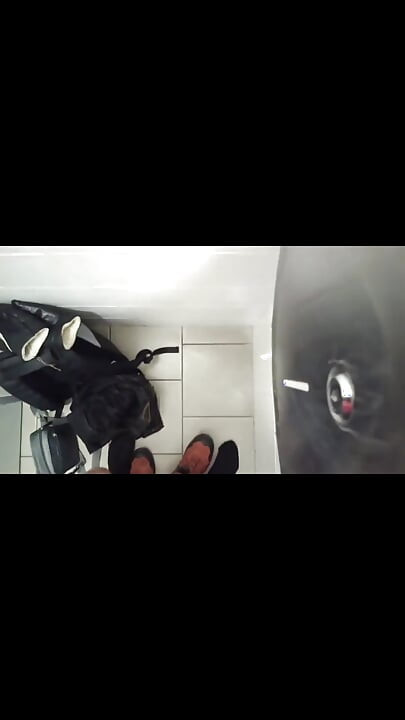 Sục con cu trong nhà vệ sinh công cộng