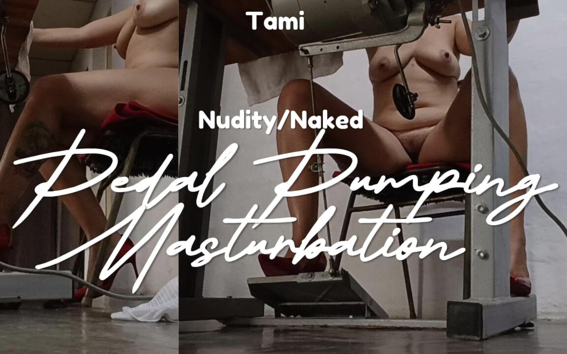 Completamente nudo indossando solo tacchi a spillo, pedale macchina da cucire pompante