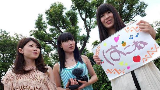 Drei japanische Teenager lutschen einen haarigen Schwanz im Auto