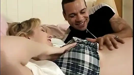 Cowok ini masukin wajahnya ke dalam memek istrinya yang lagi hamil dan jilat memeknya habis-habisan