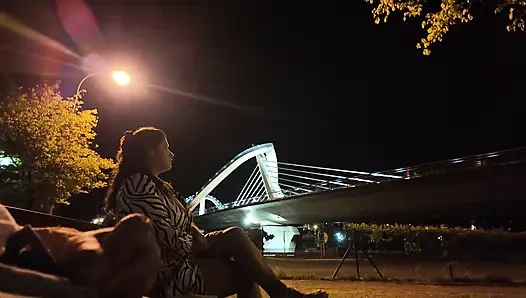 Bir teşhirci o noktada bir fahişeye geldi. Onunla ne yapacağını bilmiyor.