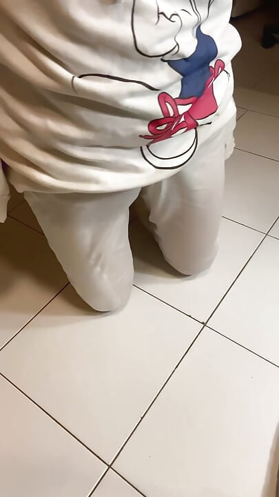 Volim osjećaj moje tople pišaće u bijelim trapericama