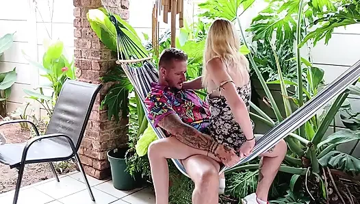 Hawaii Fick im freien mit kleiner zierlicher hawaischer blondine