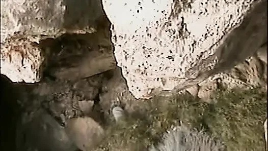 Geiles rothaariges schätzchen fingert muschi am wilden strand