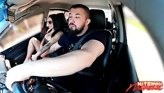 Blowjob di lalu lintas: Wanita berambut cokelat yang ditampilkan menunjukkan payudaranya dan mengisap semua yang ada di dalam mobil