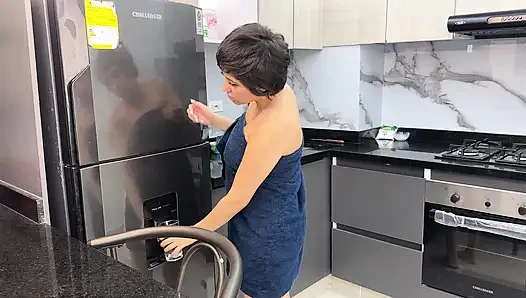 Bir teslimat sipariş ediyorum, ama kuryelerin büyük ve lezzetli yarağını daha iyi seviyorum, bu yüzden ondan onu bana sokmasını istiyorum