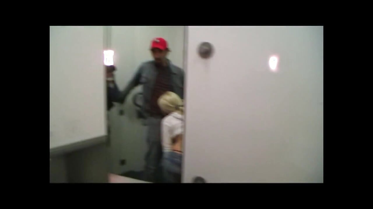 Блондинка приймає два камшоти в туалеті