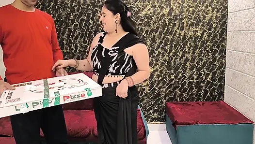 Pria pengantar pizza ngentot sama cewek india dengan pizza gratis