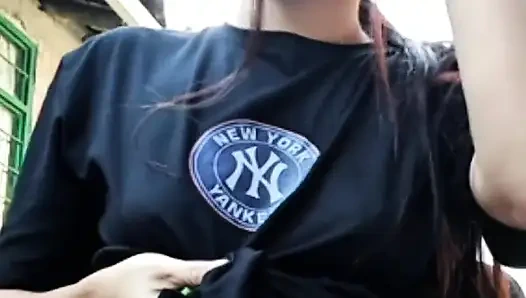 Sexy mädchen streamt und berührt sich für fans