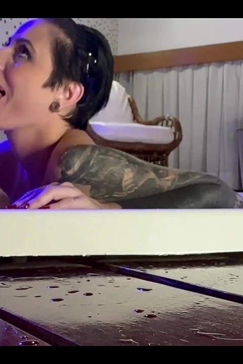 Cris Bathoryt megbasszák a pezsgőfürdőben