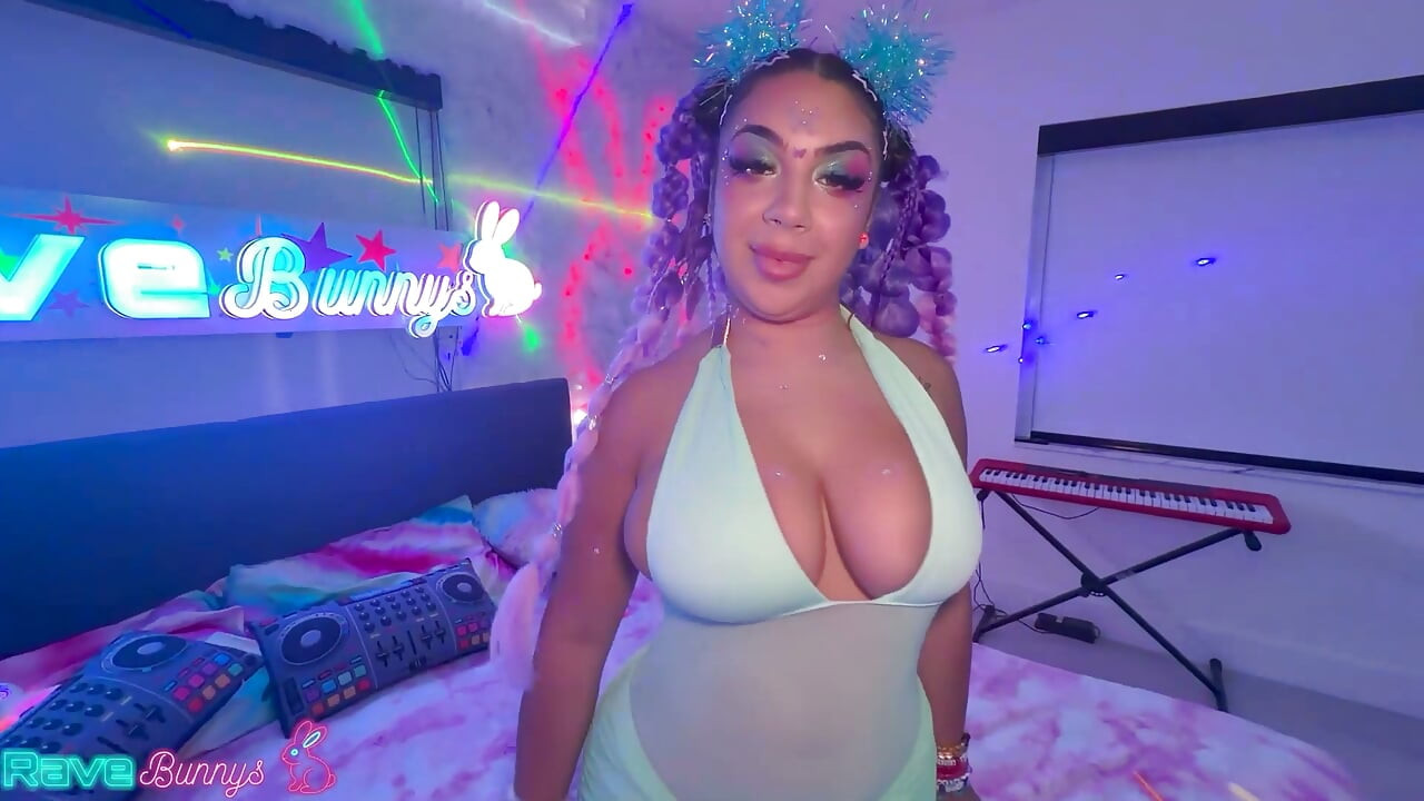 Brian Omally glisse entre les gros seins naturels de Gigi Lysette !