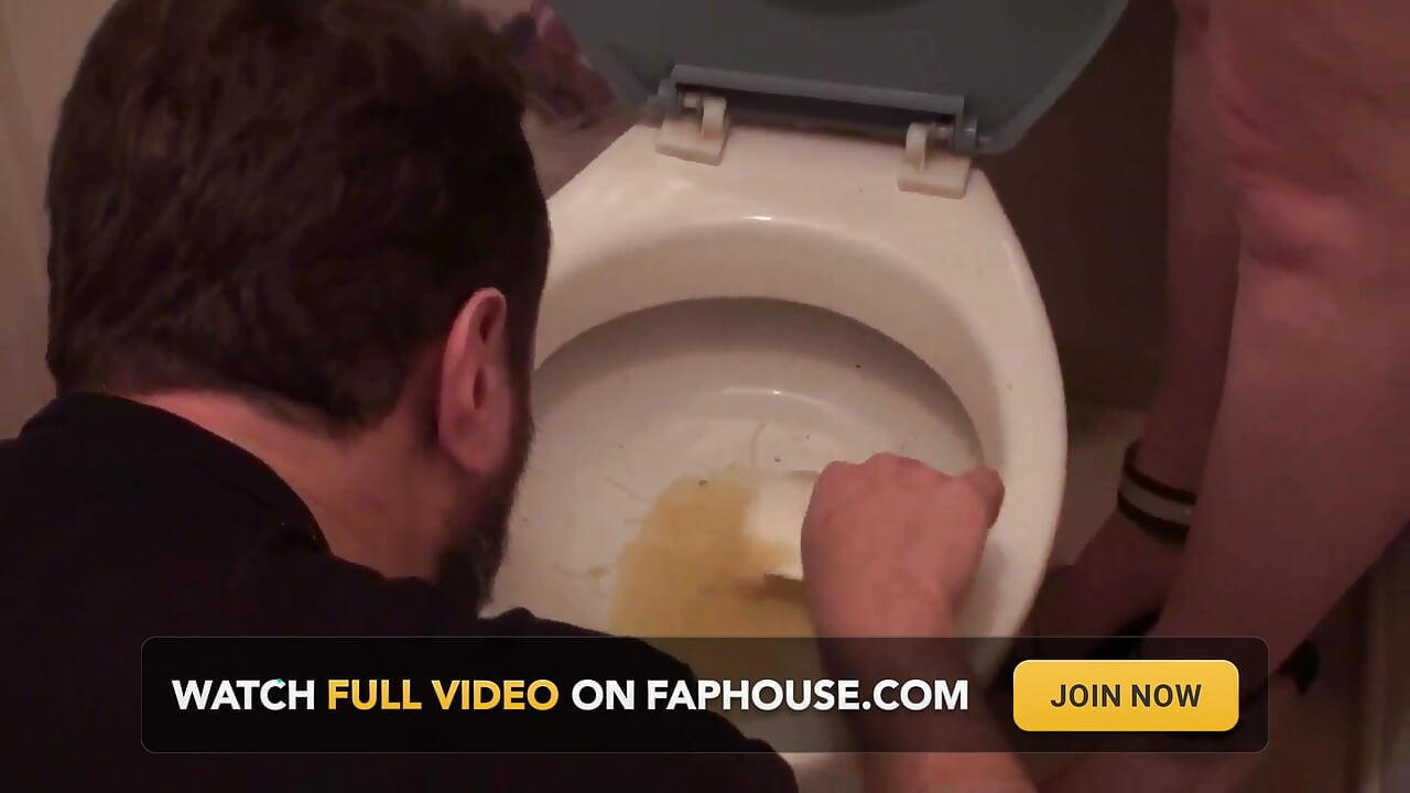 Comendo sopa com seu mijo
