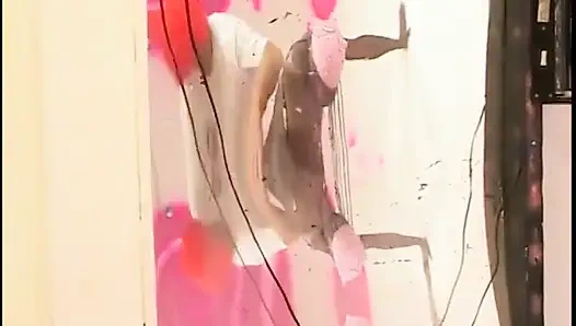 Худенькая черная девушка наклоняется, чтобы ее имеют сзади