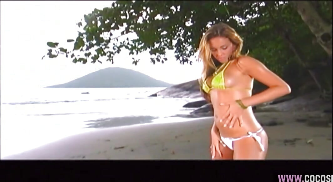 Rubia bomba follada en playa tropical por musculosa