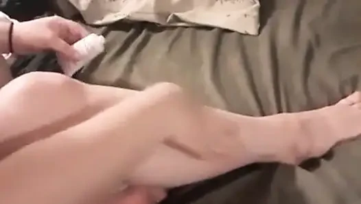 Ngusap lotion di kaki dan kakiku