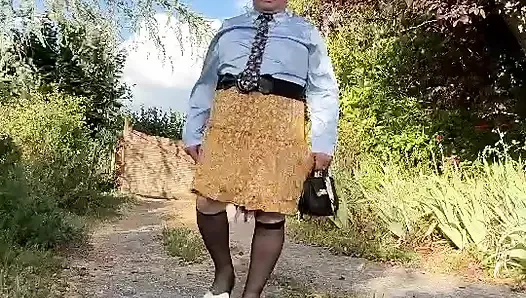 Bir akşam dışarıda çiçeklerle kısa sarı etekle gündelik giyiniyor