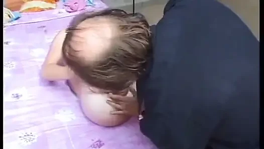 Cewek nakal rambut pirang ini suka banget sama kontol pria yang lebih tua!