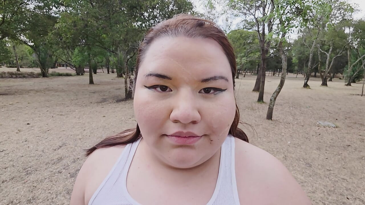 (cenzurat - tăiat - fără oameni în jur) Îmi place să mă plimb în public cu spermă pe față și să-mi arăt fundul uriaș