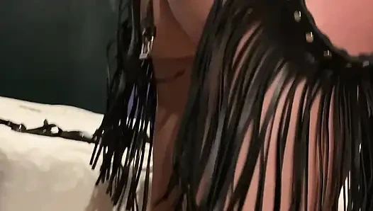 Sexspielzeug probiert mund und knebel ball