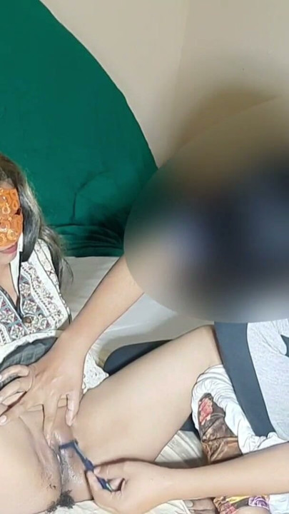 Bhai ne apni soteli bahan ki pussy shaving ki | Clip 2