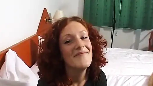 Кудрявую рыжую тинку трахают пальцами в экшене в видео от первого лица