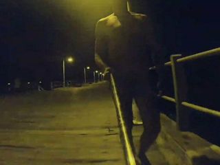 コフス港の突堤が裸で走る！危険な公共ヌード