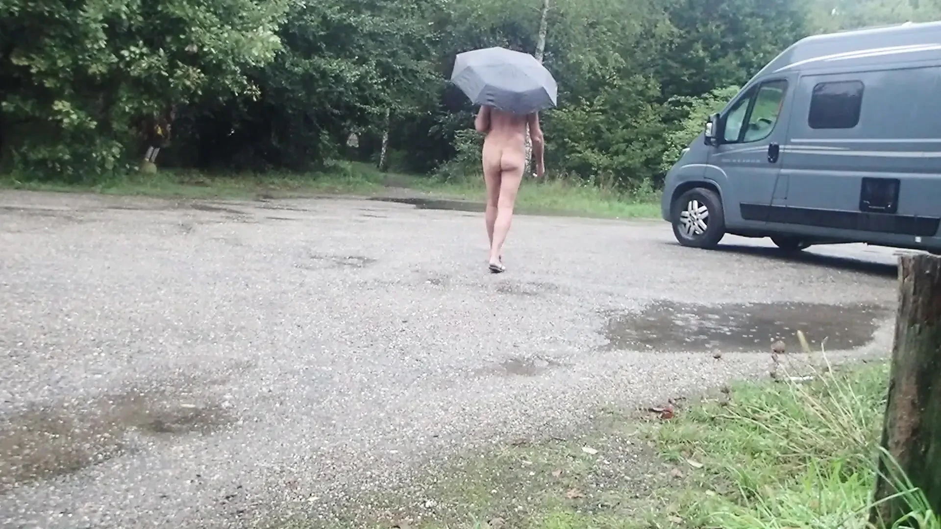 Nackt im regen ausgestellt mit nippelarbeiten an den klemmen