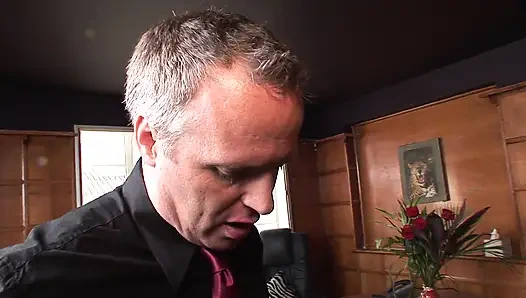 Гламурная черная милфа трахает белого мужчину в офисе