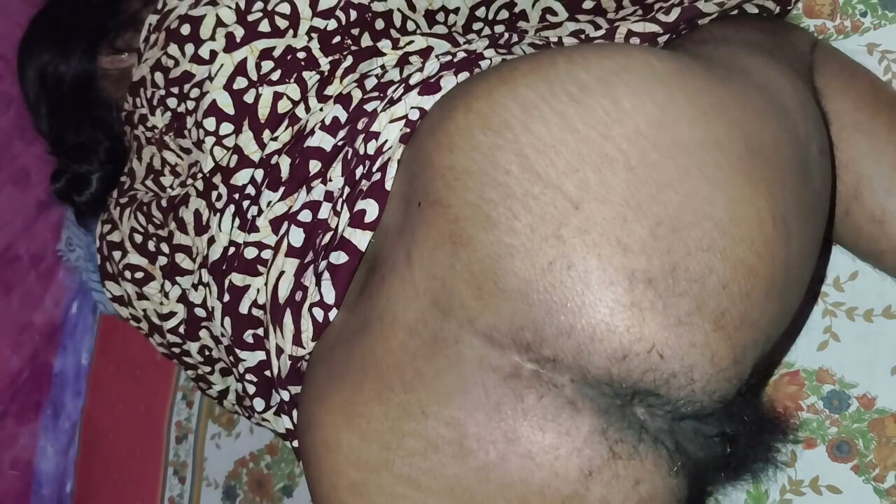 Partilhar a cama com a tia deixou-me com tesão