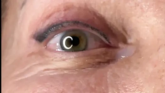 Tante ngentot kontol sampai crot di mata - close up