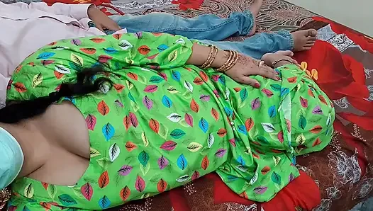 Üvey anne üzgündü, üvey oğlu öğrendi - Hintli üvey anne ve üvey oğlu tek kişilik yatağı paylaşıyor