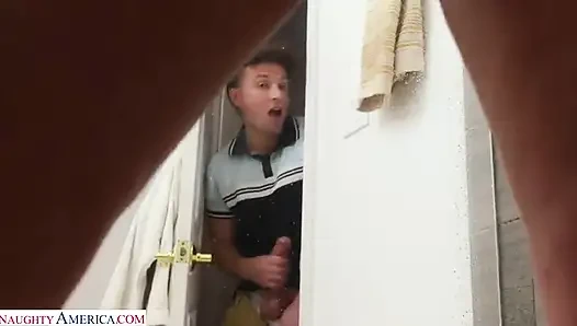 Jenna starr nimmt den schwanz ihrer besten freundin ihres stiefsohns