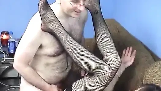 Azgın sürtük inekle sikişmek için bacaklarını açıyor