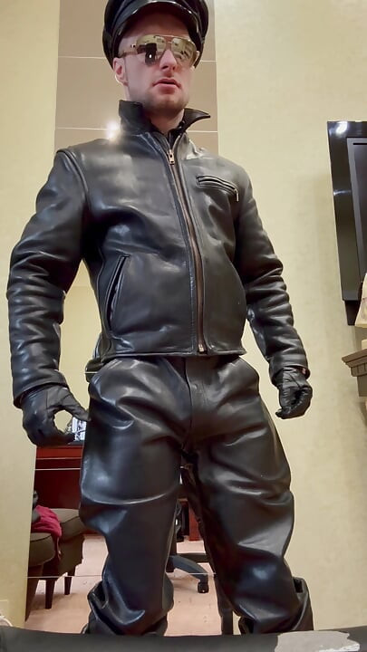 フルレザーのレザー・コップ、キンキシリウスがレザー・ストリップティーズを披露しました