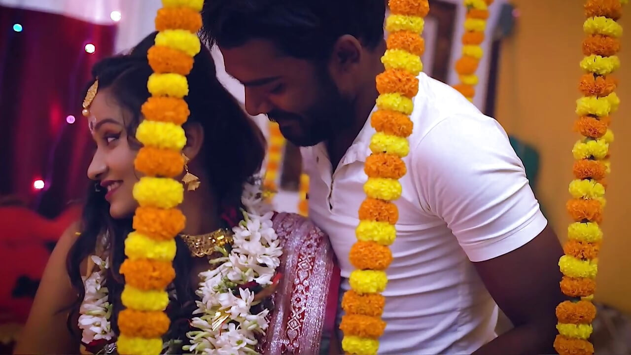Suhagraat me pati ko behoshh karke boyfriend se chudwae