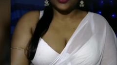 印度女孩穿着白色胸罩直播聊天