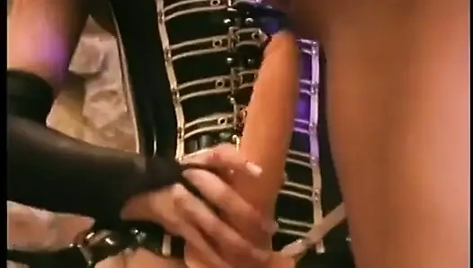 Kızıl saçlı sahibe kölesini takma yarakla sikiyor