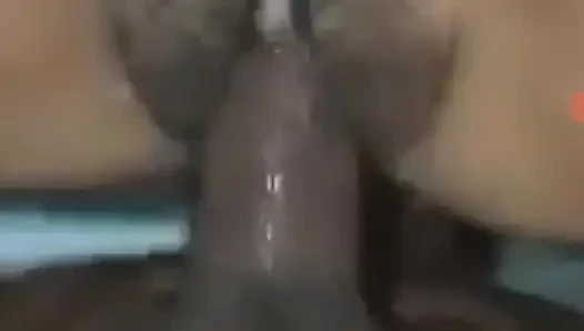 O kadar çok fışkırtıyor ki yarağımdan aldığı his için vücudunu kıkırdatıyor