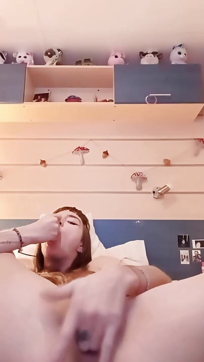 Cewek sange ini lagi asik muasin memeknya sendirian di rumah