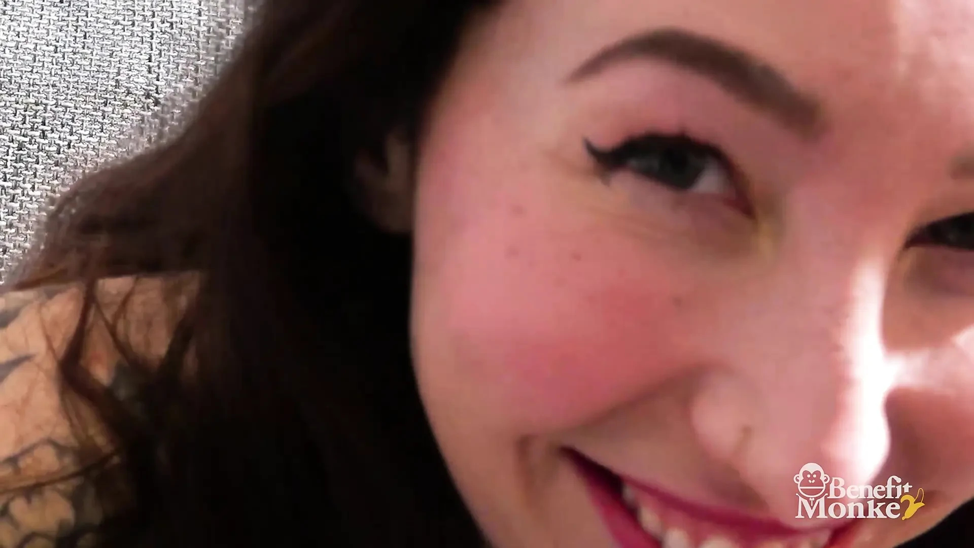 GROENE OGEN EN HARIG POESJE! ZE ZUIGT ME AF EN IK MASTURBEER HAAR IN EEN VUILE EIGENGEMAAKTE VIDEO! - Voordeel Aap