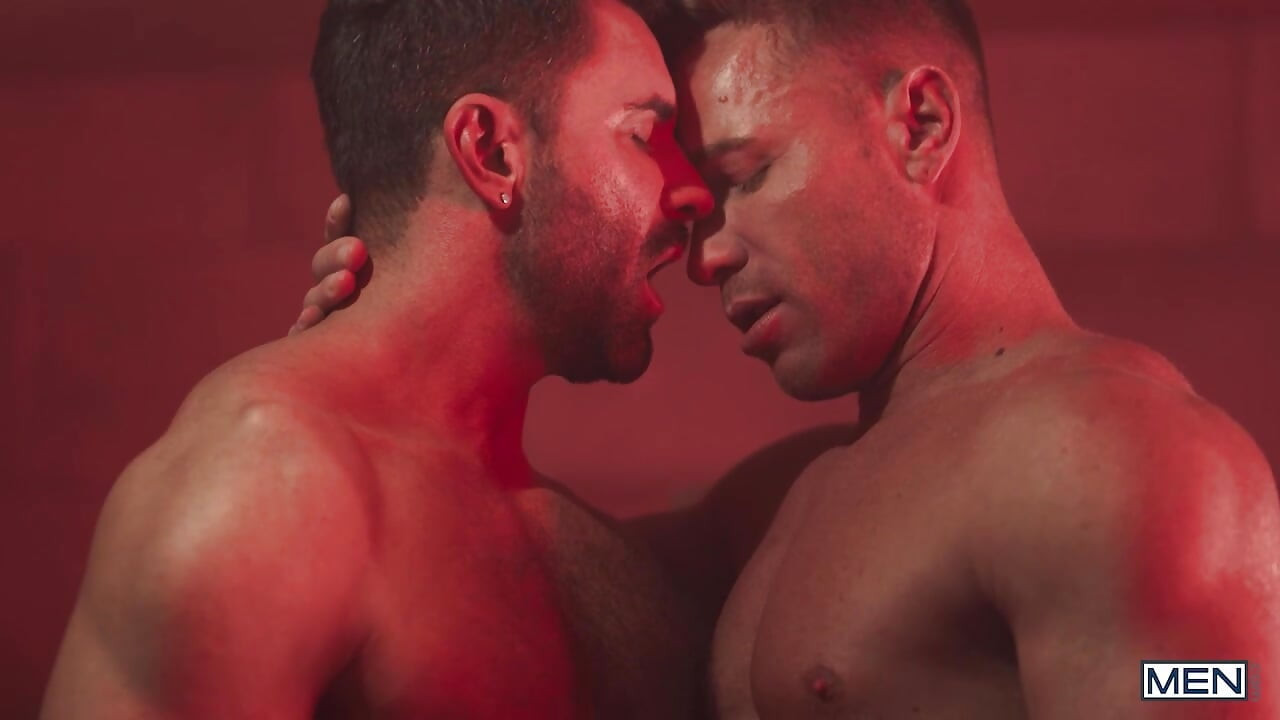 SEAN CODY - Levi e Sumner Blayne transformam um olhar fumegante na casa de banho em calor puro