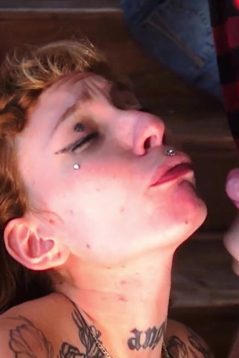 Terwijl mijn vrouw tv kijkt, volgt ze haar zus de trap op.