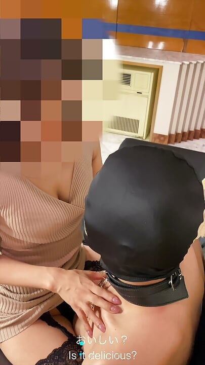 En japansk dominatrix immobiliserar en man, matar honom med tuggad mat och tvingar honom att dricka hennes urin.