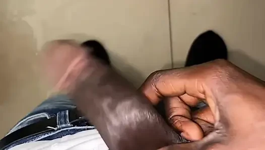 Haydut ofiste etini dövüyor
